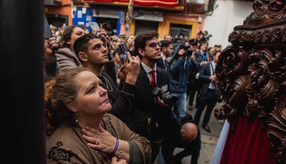 Las primeras horas del Martes Santo de Sevilla, en imágenes. Las primeras horas del Martes Santo de Sevilla, en imágenes.