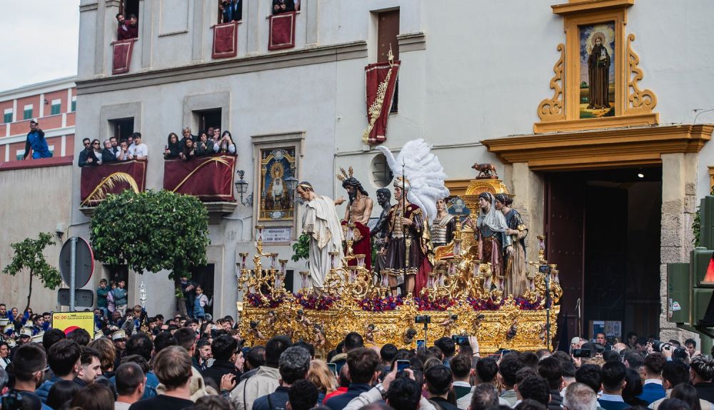 El misterio de la Presentación al Pueblo, de Sevilla, saliendo de San Benito.