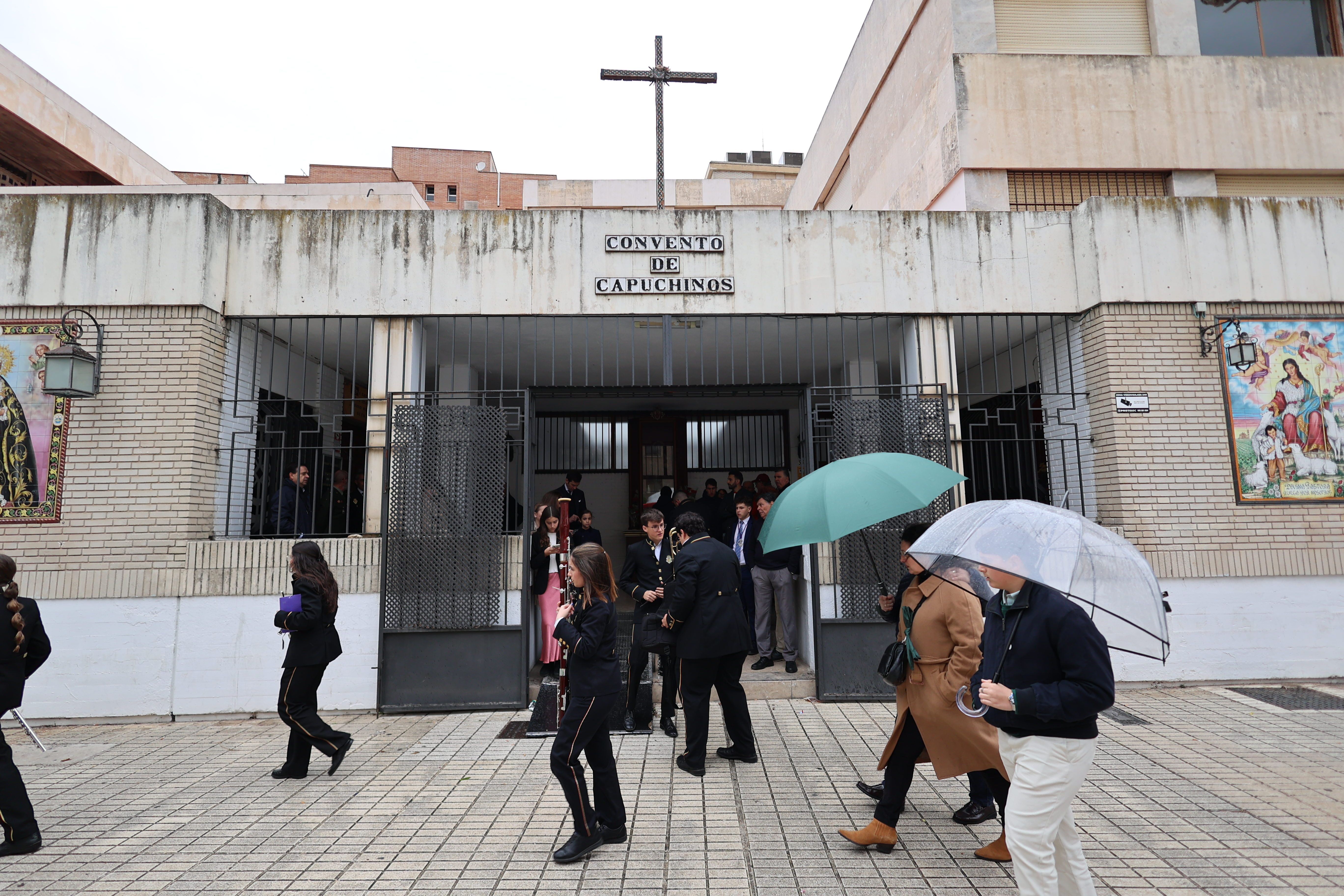Puerta principal de la iglesia de Capuchinos, que seguirá estando abierta al culto. 