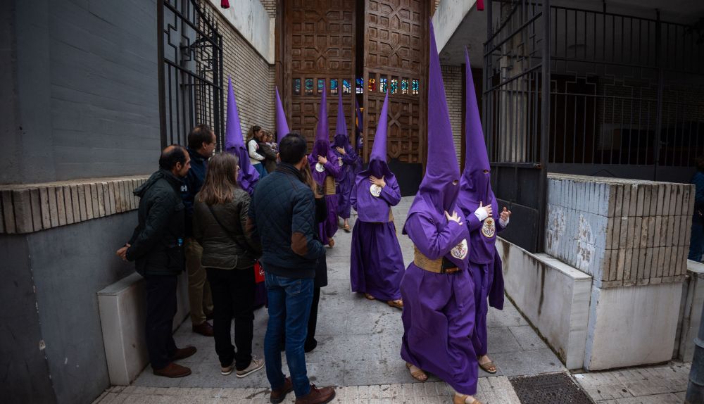 Nazarenos de La Defensión abandonando Capuchinos.