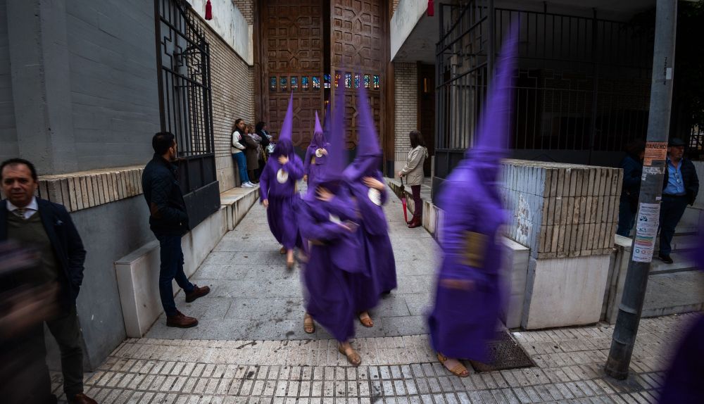Nazarenos de La Defensión saliendo de Capuchinos. 