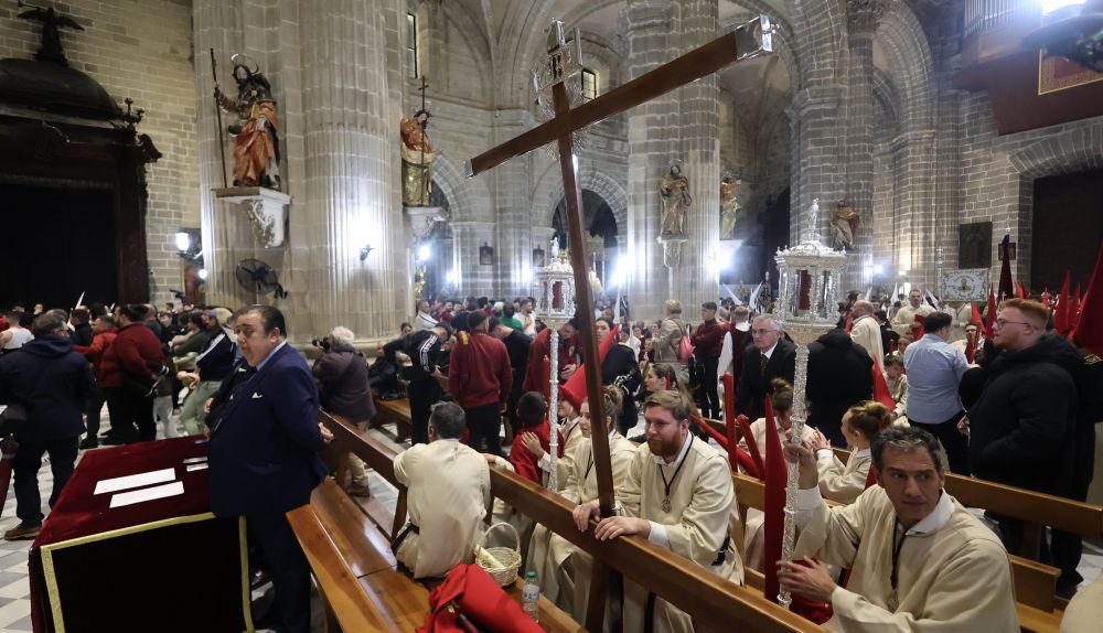 Nazarenos de Bondad sentados en las bancas de la Catedral esperando la decisión de volver.