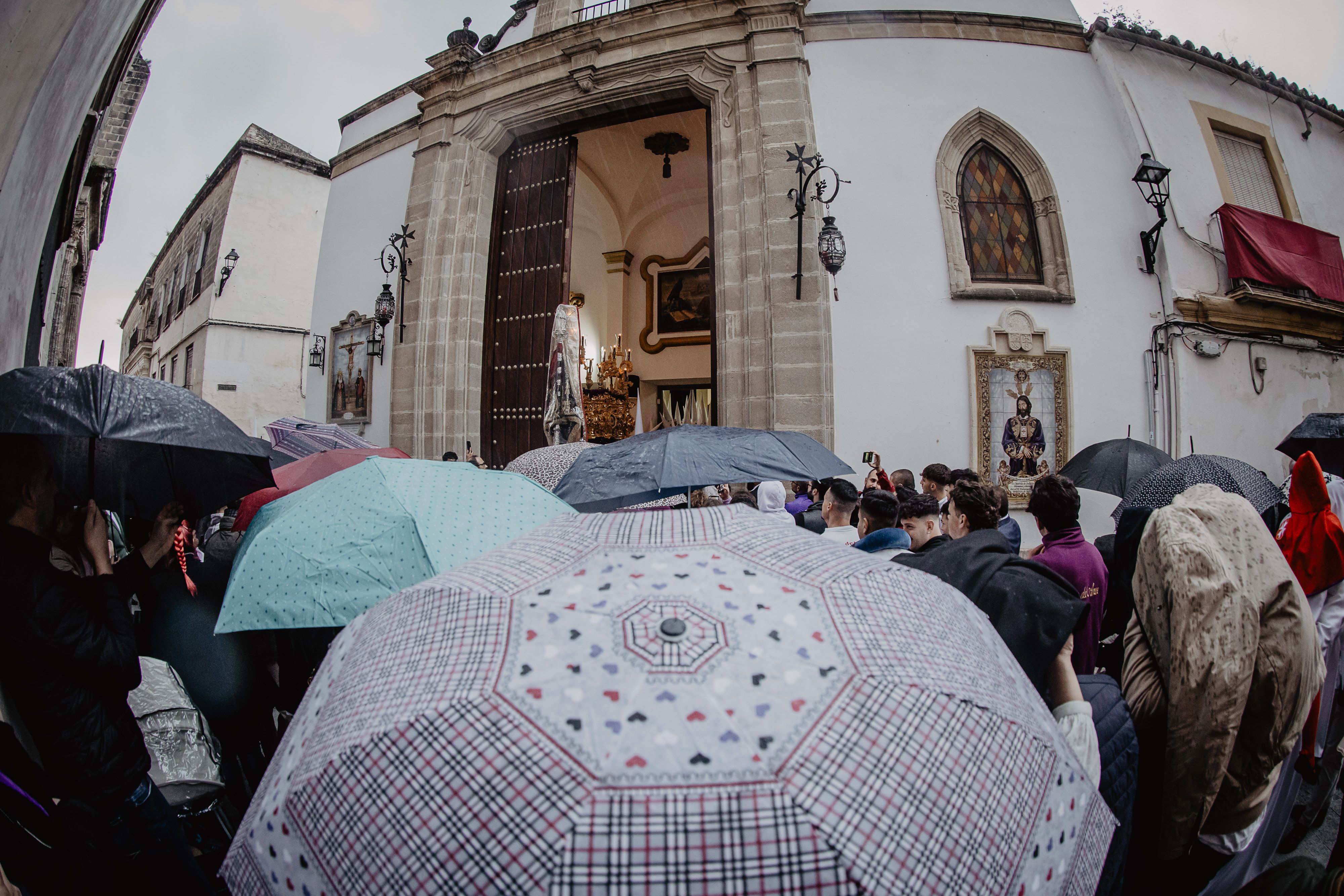 Una imagen del pasado Martes Santo en la capilla del Amor, pasado por agua. La Magna Mariana de Jerez se cancela. Una imagen del pasado Martes Santo en la capilla del Amor, pasado por agua. La Magna Mariana de Jerez se cancela.