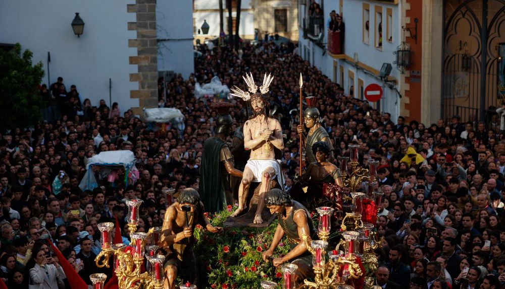 El sol bañando al Señor de las Penas después de salir de San Mateo.