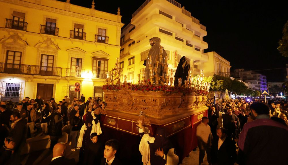 La Salud de San Rafael en la plaza Esteve de regreso tras salir de San Francisco, con las imágenes protegidas con capotes. 