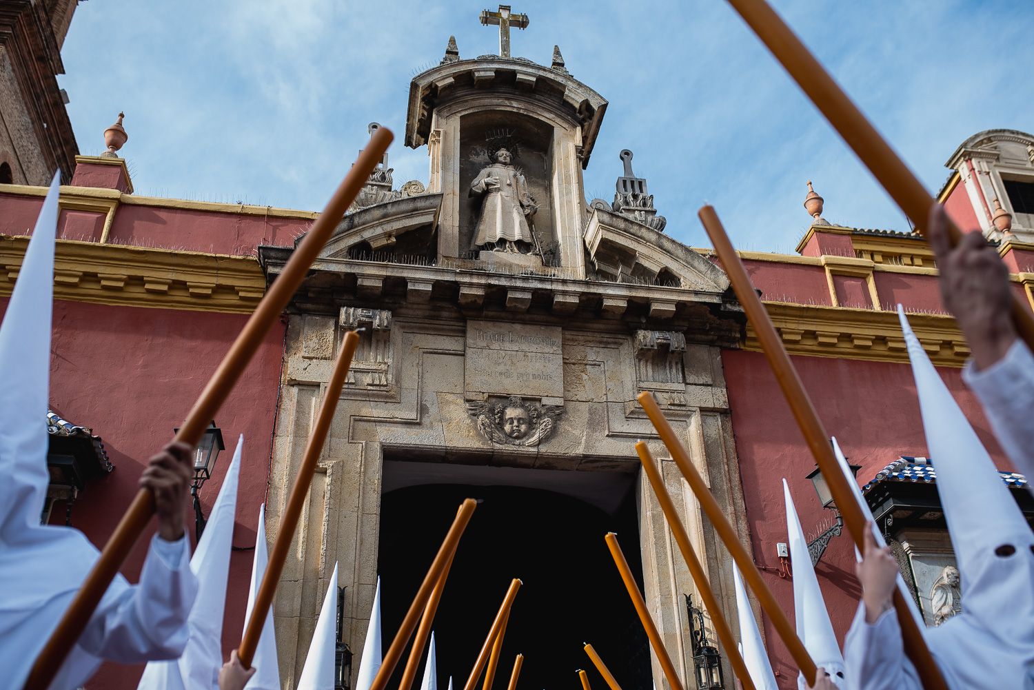 Sevilla disfruta de un Martes Santo con cinco hermandades en la calle