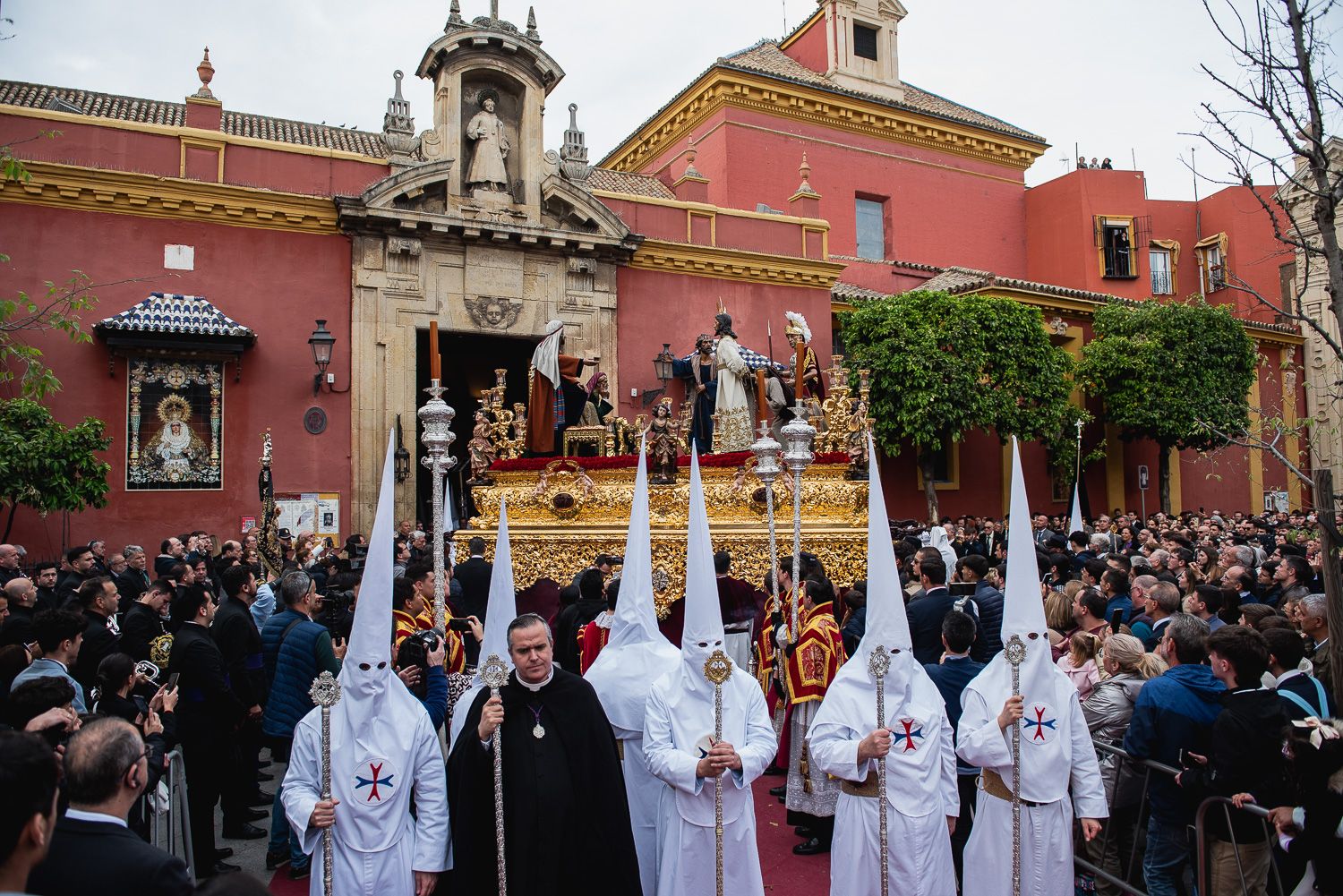 Sevilla disfruta de un Martes Santo con cinco hermandades en la calle