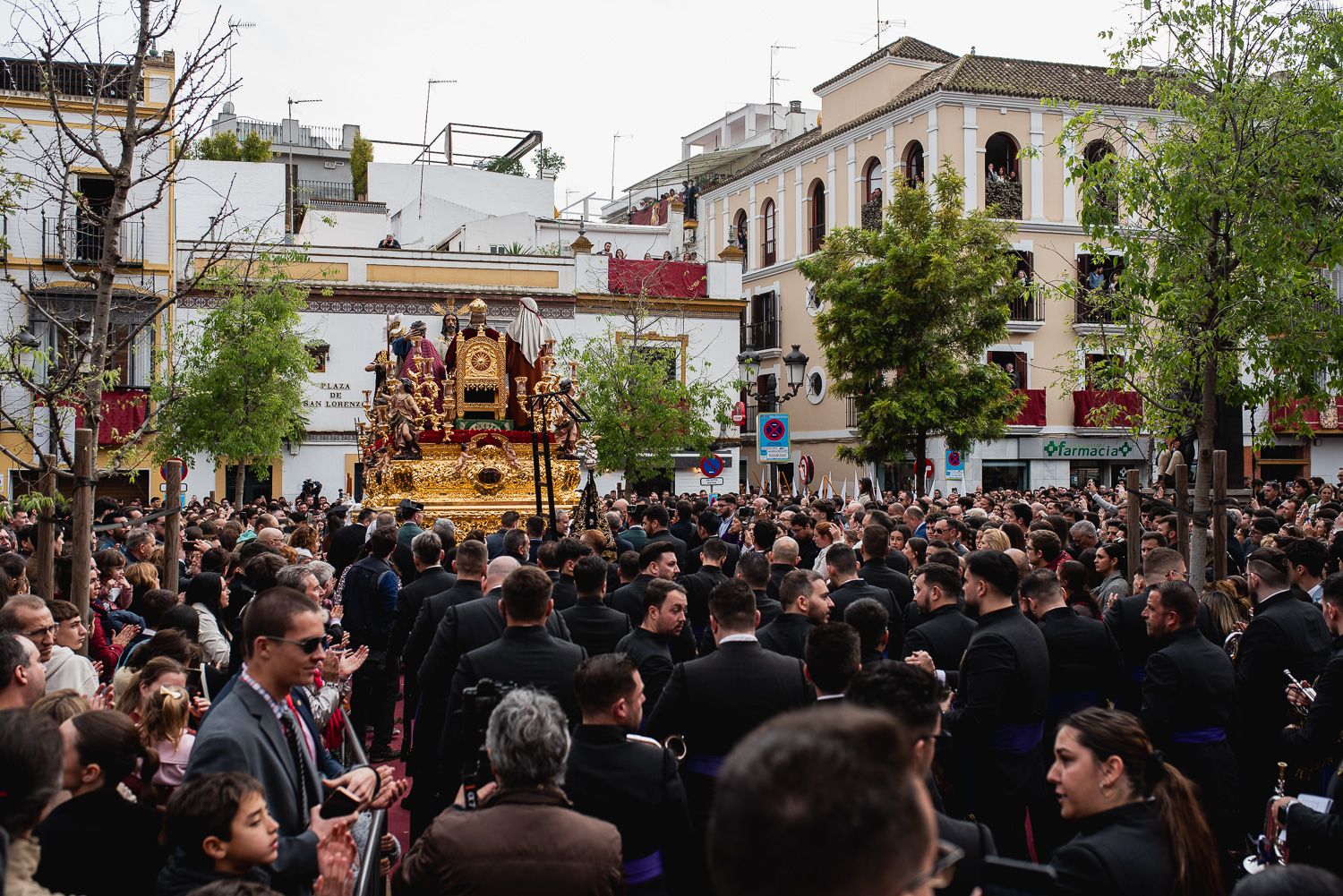 Sevilla disfruta de un Martes Santo con cinco hermandades en la calle