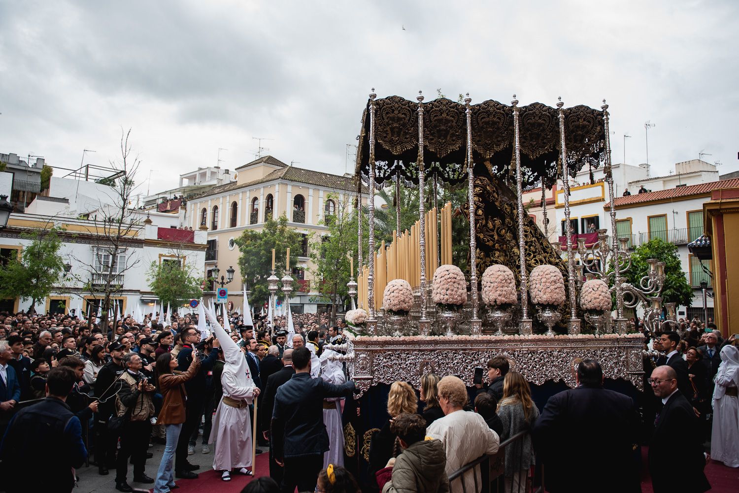 Sevilla disfruta de un Martes Santo con cinco hermandades en la calle