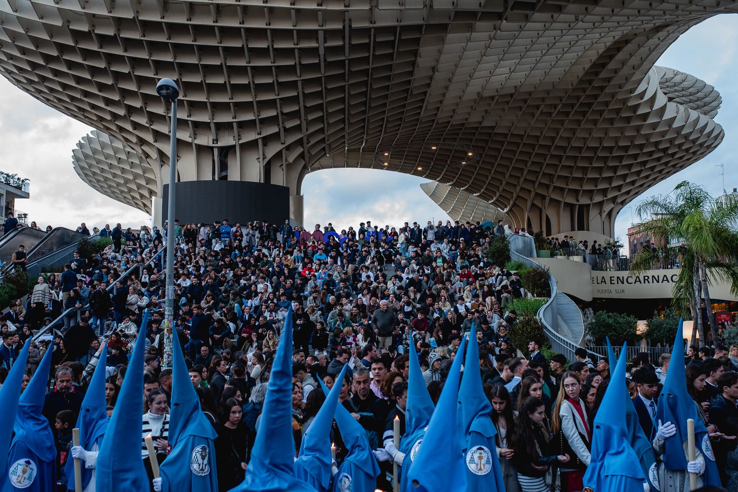 Una multitud, con confrades y turistas, en la Semana Santa de Sevilla.
