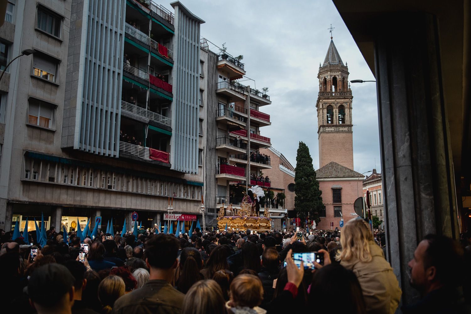 Sevilla disfruta de un Martes Santo con cinco hermandades en la calle