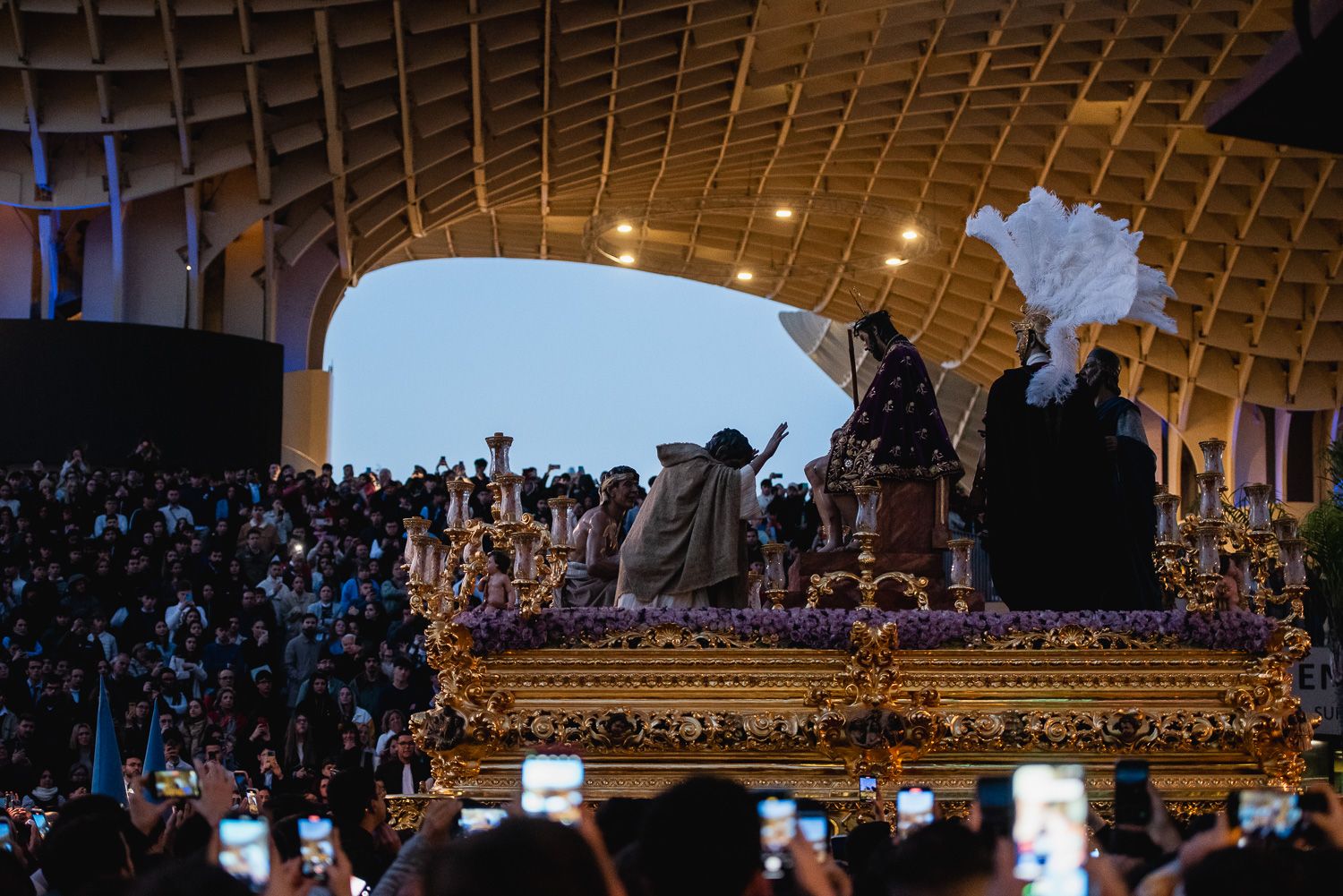 Sevilla disfruta de un Martes Santo con cinco hermandades en la calle