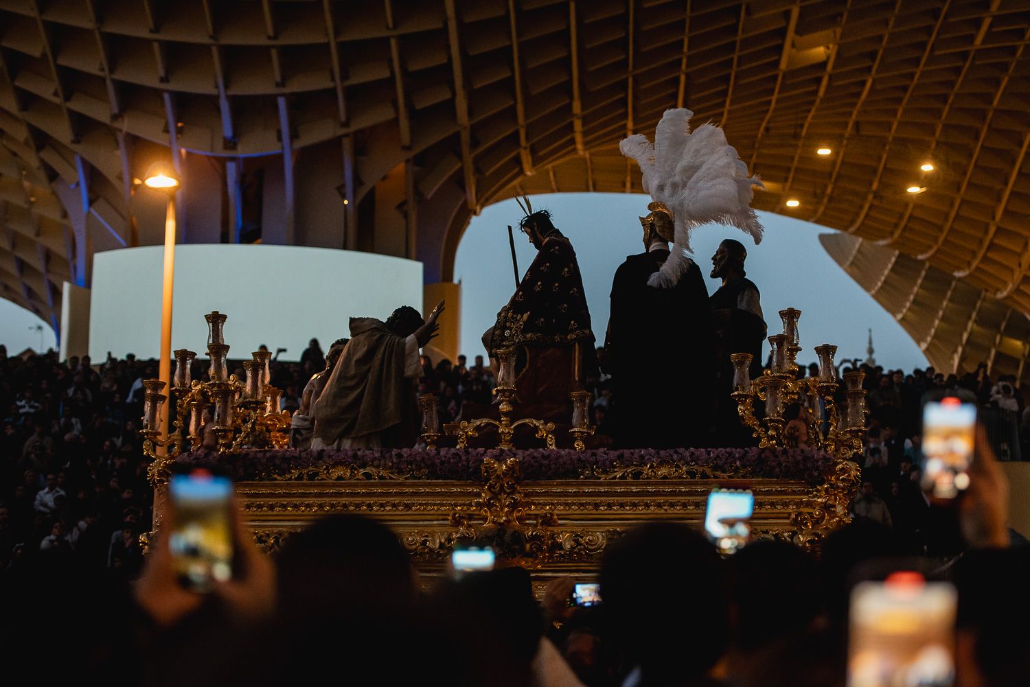 Sevilla disfruta de un Martes Santo con cinco hermandades en la calle