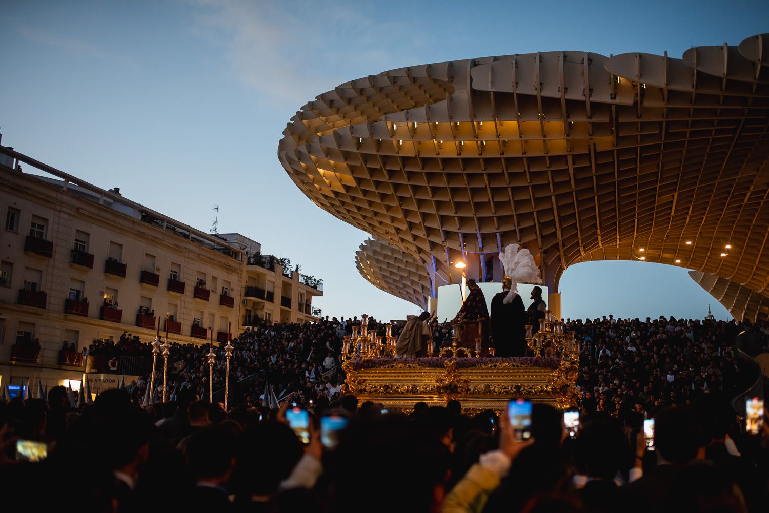 Sevilla disfruta de un Martes Santo con cinco hermandades en la calle