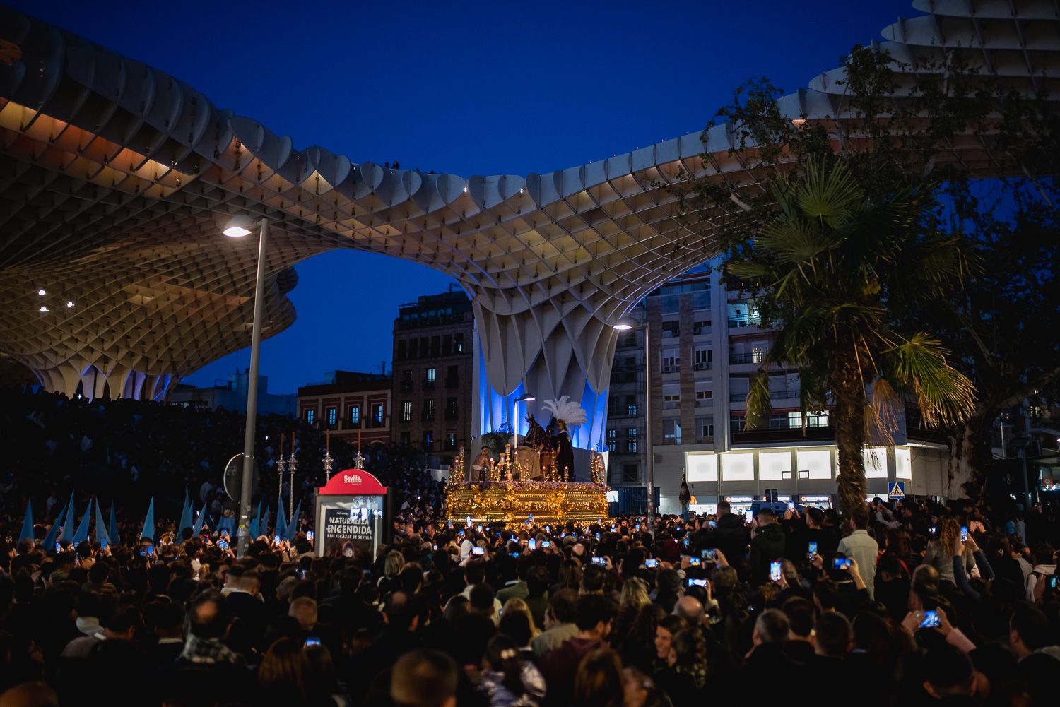 Sevilla disfruta de un Martes Santo con cinco hermandades en la calle