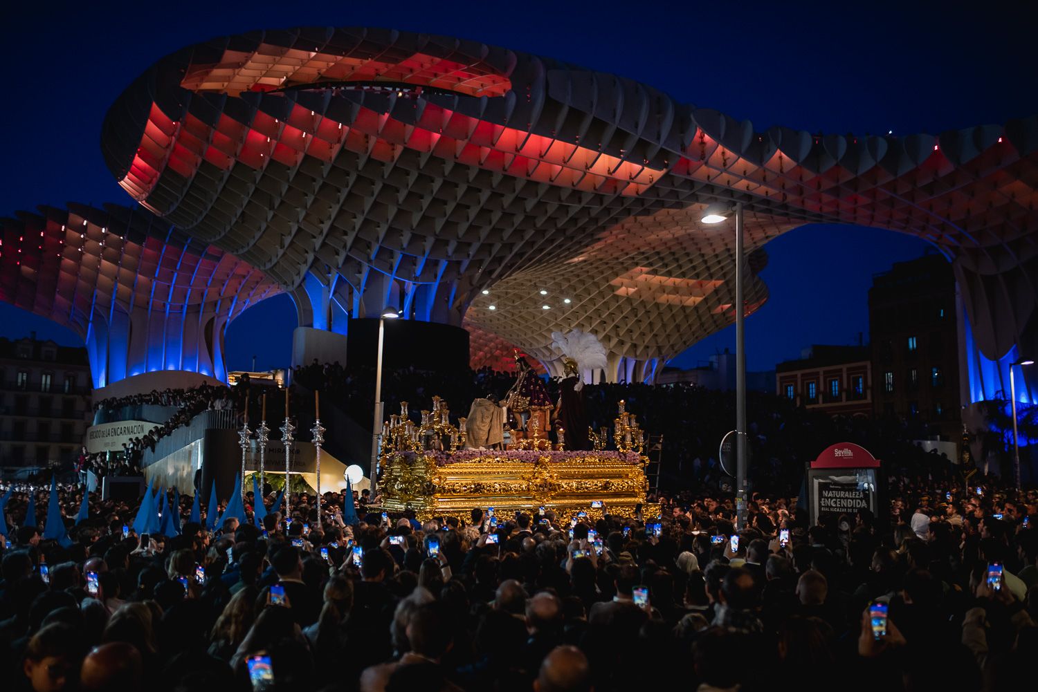 San Esteban a su paso por las Setas de Sevilla.