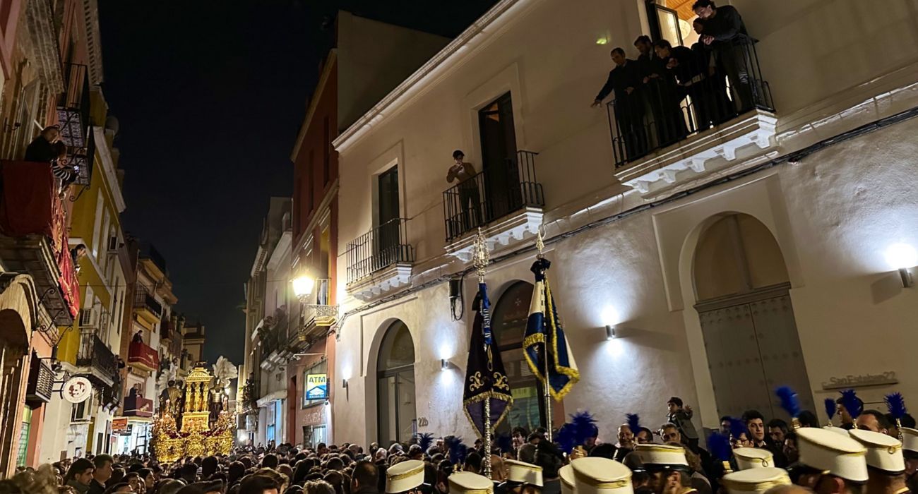 Imagen compartida por un músico de una banda en la que se ve la distancia a la que están del paso de misterio. Imagen compartida por un músico de una banda en la que se ve la distancia a la que están del paso de misterio.