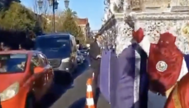 Semana Santa entre coches en Oviedo.   EL TORO TV