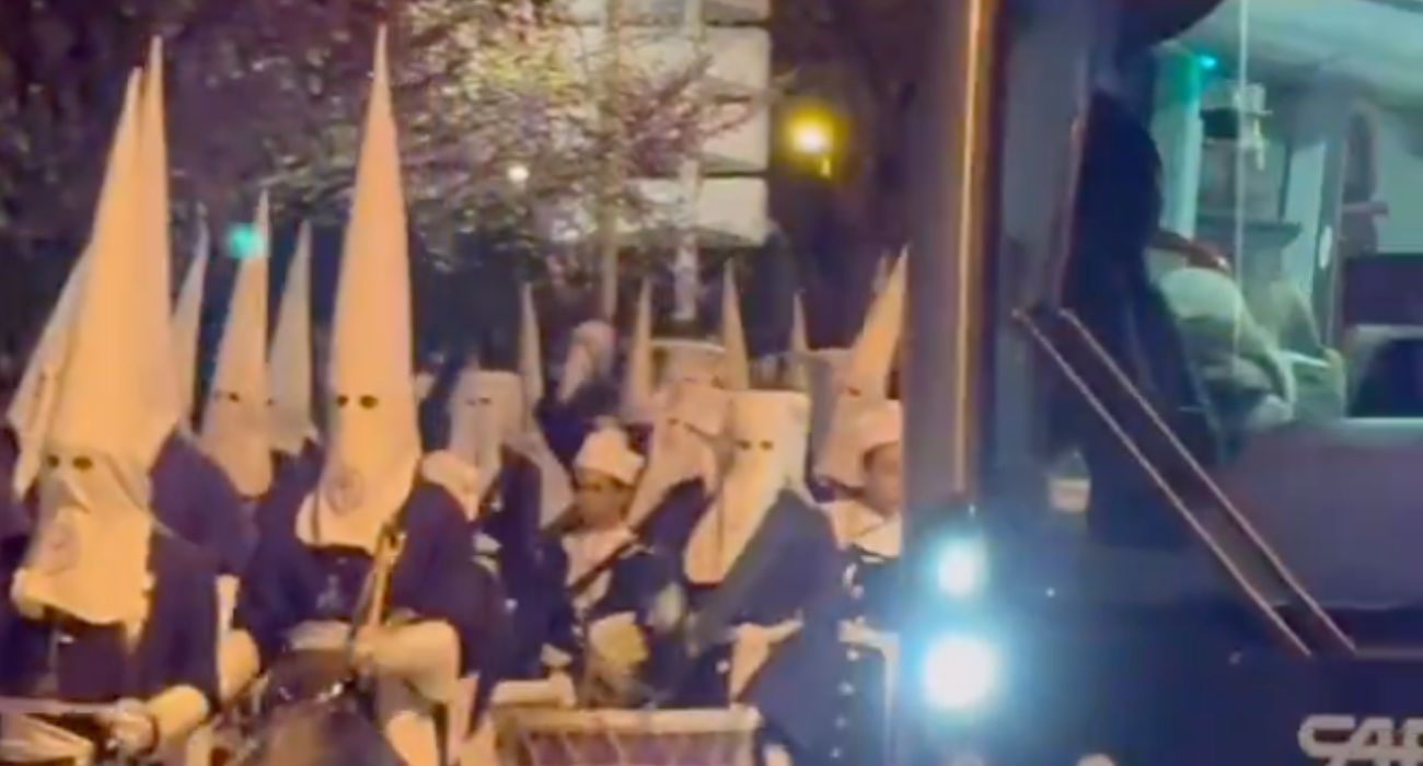 El paso de una hermandad de Semana Santa por las calles de Zaragoza, con el tranvía a escasa distancia. El paso de una hermandad de Semana Santa por las calles de Zaragoza, con el tranvía a escasa distancia.
