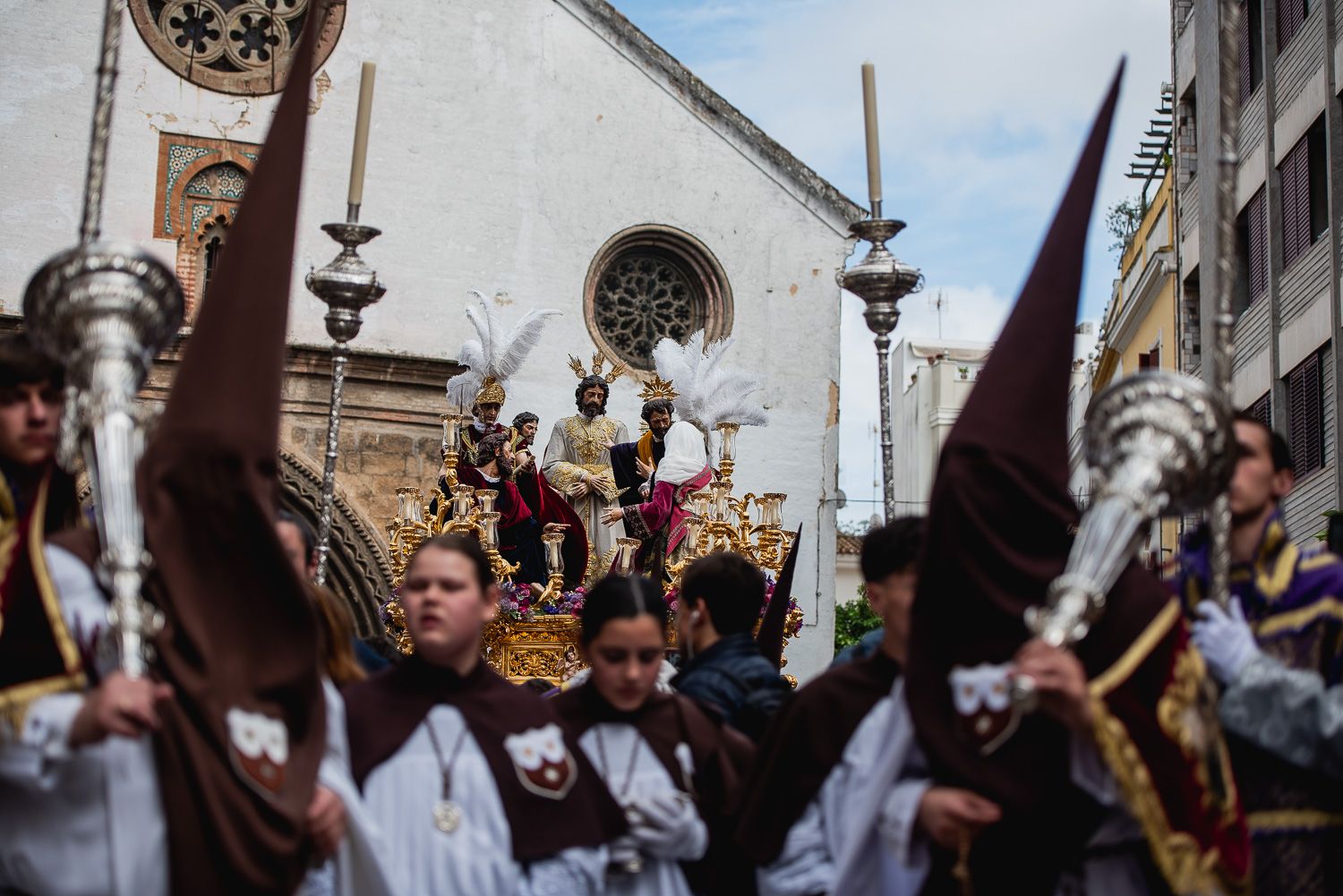 La Semana Santa de Sevilla ya tiene forma. La salida del Carmen, un Miércoles Santo en Sevilla.