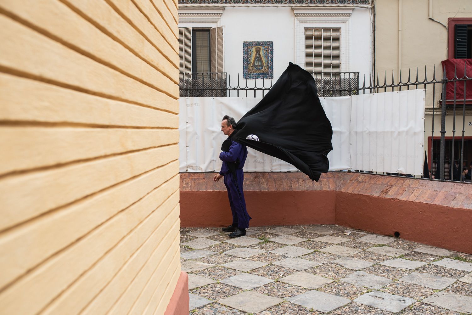 Un hermano de San Bernardo en Sevilla afectado por el fuerte viento en años anteriores.
