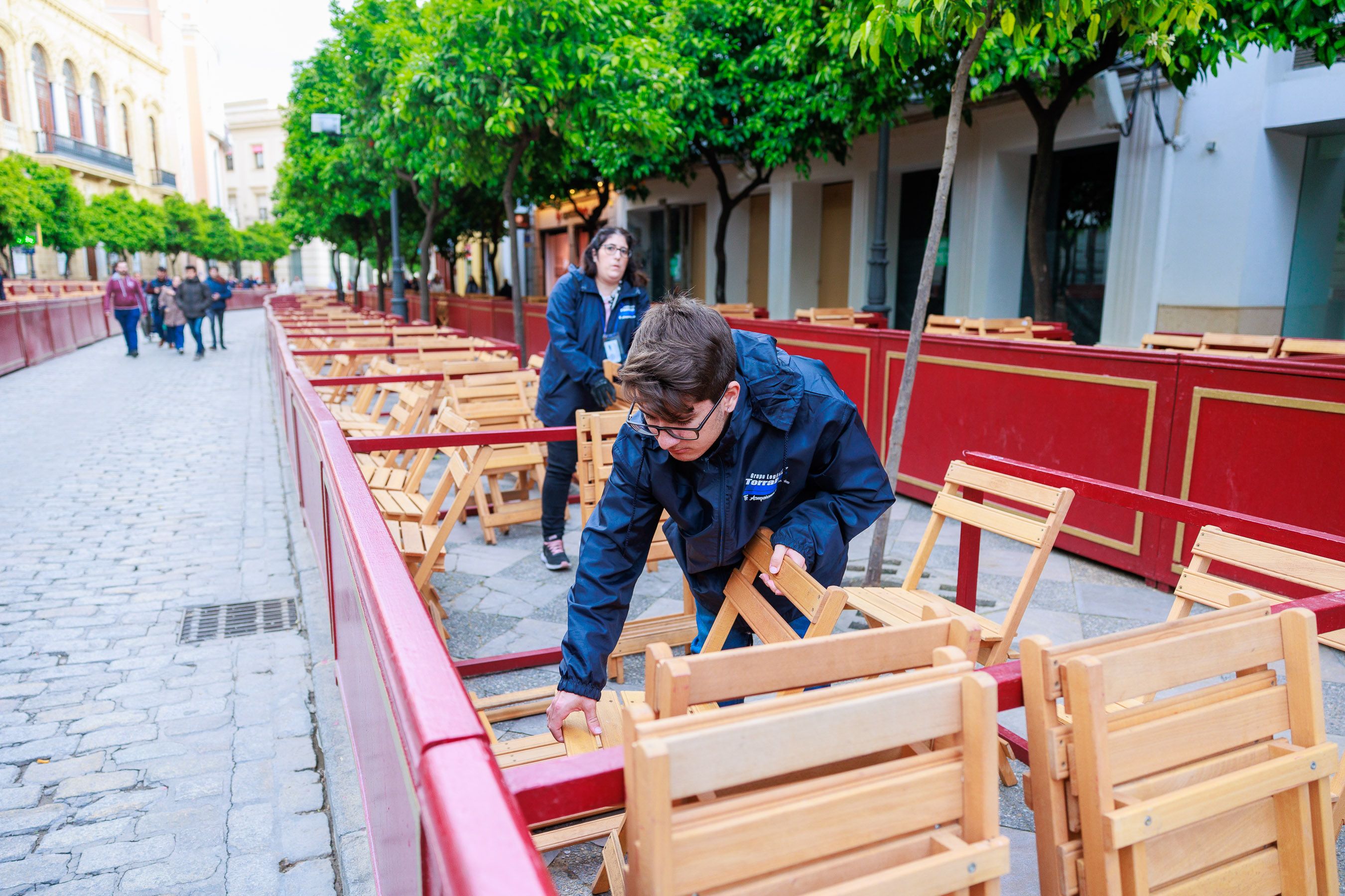 Operarios colocando las sillas en la Carrera Oficial de Jerez para la Semana Santa.