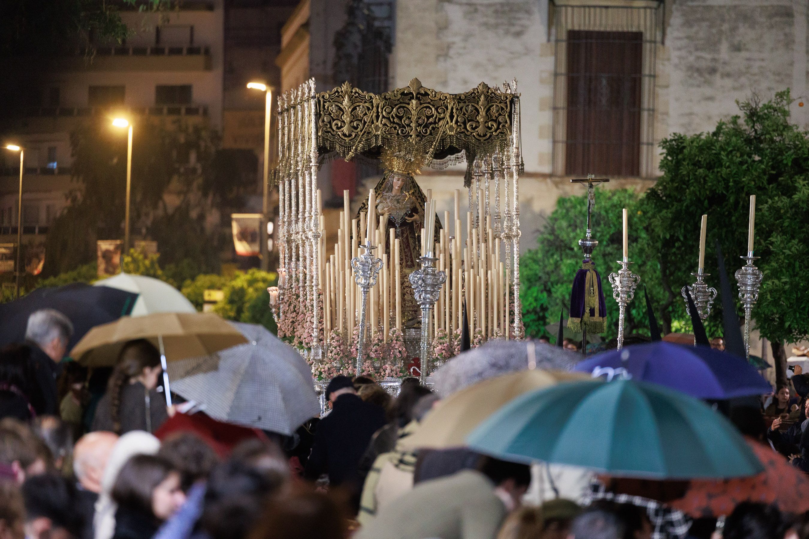 El palio de Los Dolores por Cristina el pasado Miércoles Santo de Semana Santa, marcado por la lluvia, donde salió el Tres Caídas.