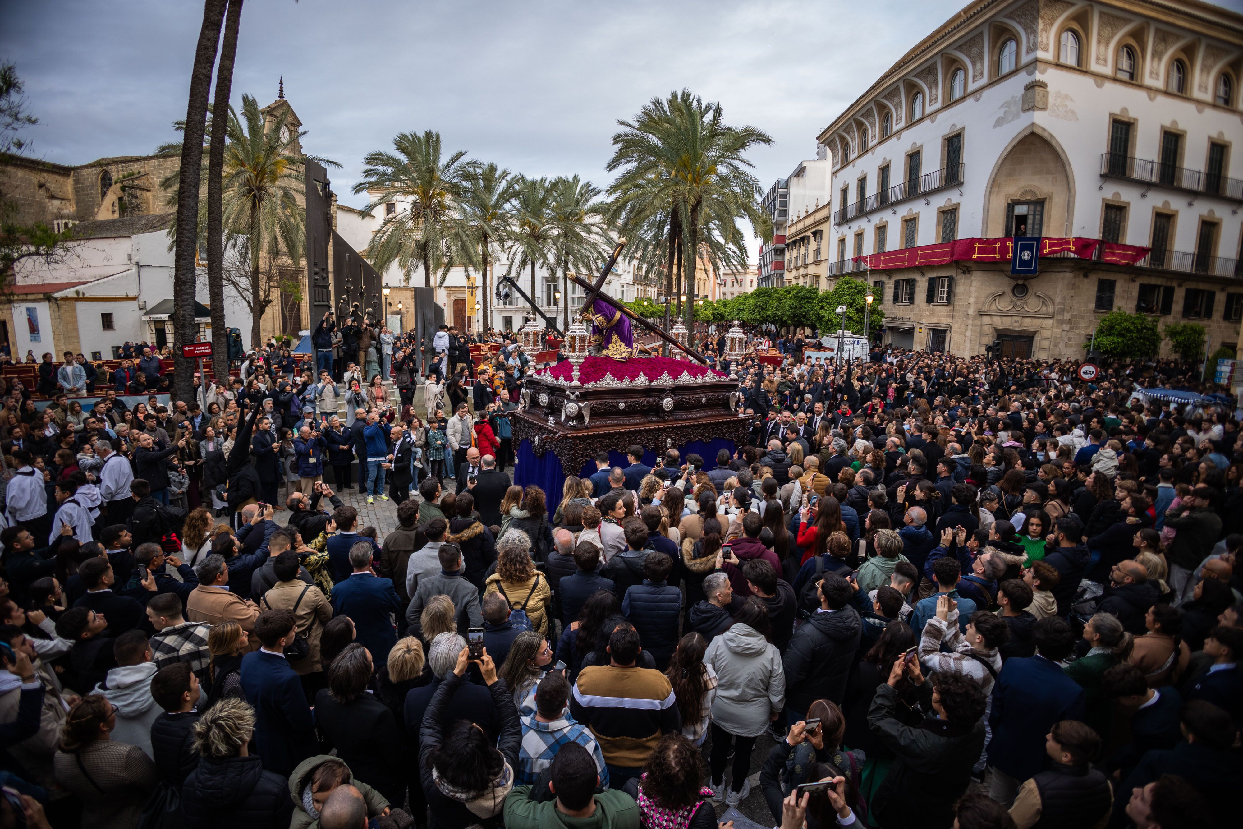 Las Tres Caídas, en una edición pasada de una Semana Santa de Jerez que ofrecerá novedades este año en los pasos de peatones.
