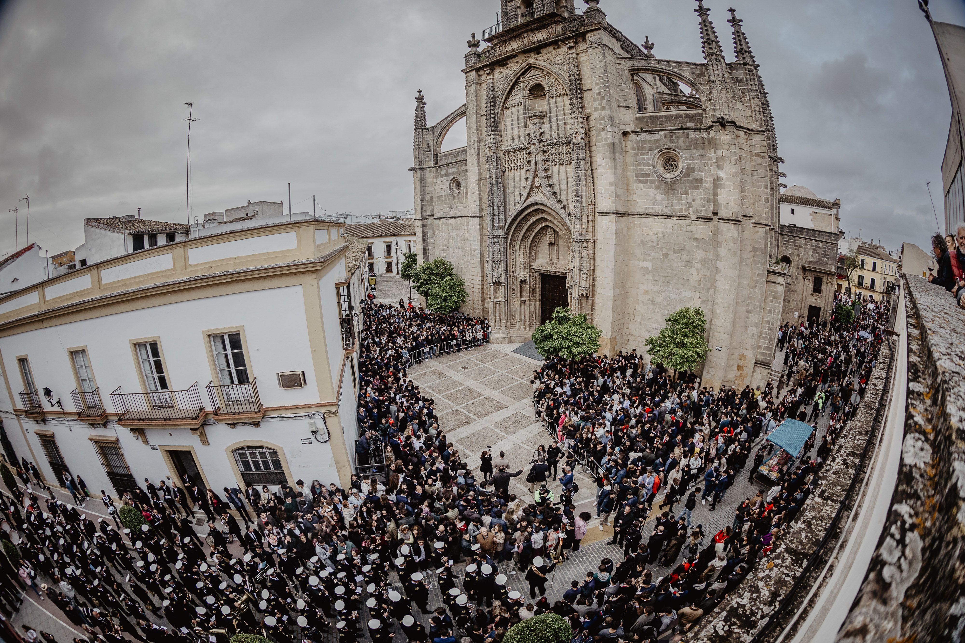 La iglesia de Santiago se quedó con las puertas cerradas a causa de la lluvia el pasado Miércoles Santo, de la Semana Santa de Jerez.