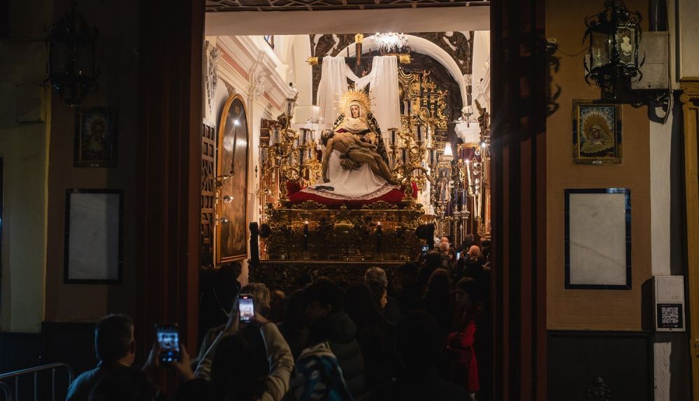 Las imágenes de un Miércoles Santo en Sevilla pasado por agua.