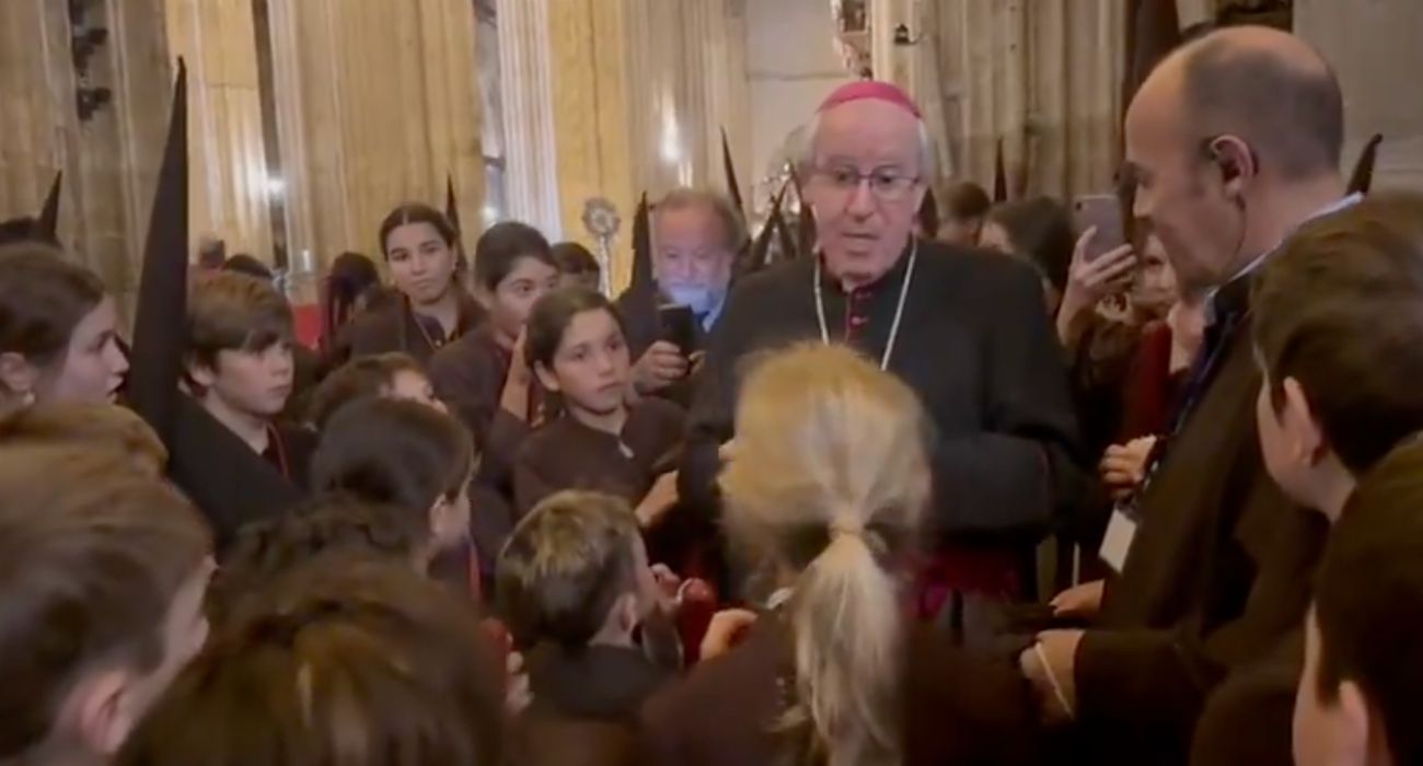 El arzobispo de Sevilla dirigéndose a los jóvenes de la Hermandad del Buen Fin. El arzobispo de Sevilla dirigéndose a los jóvenes de la Hermandad del Buen Fin.