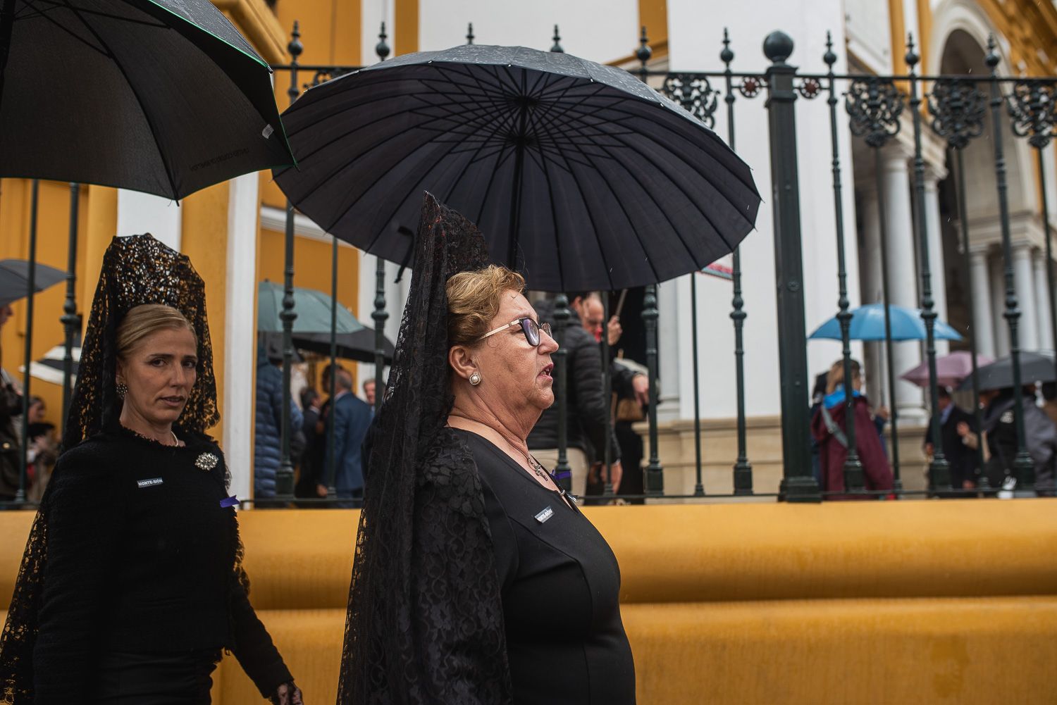 Dos mujeres en mantilla con paraguas en la pasada Semana Santa. Dos mujeres en mantilla con paraguas en la pasada Semana Santa.