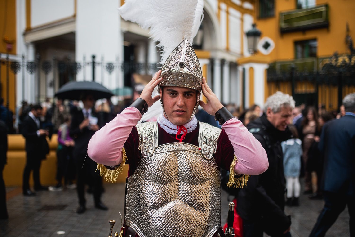 Un 'armao' de la Macarena, frente a la basílica, este jueves.