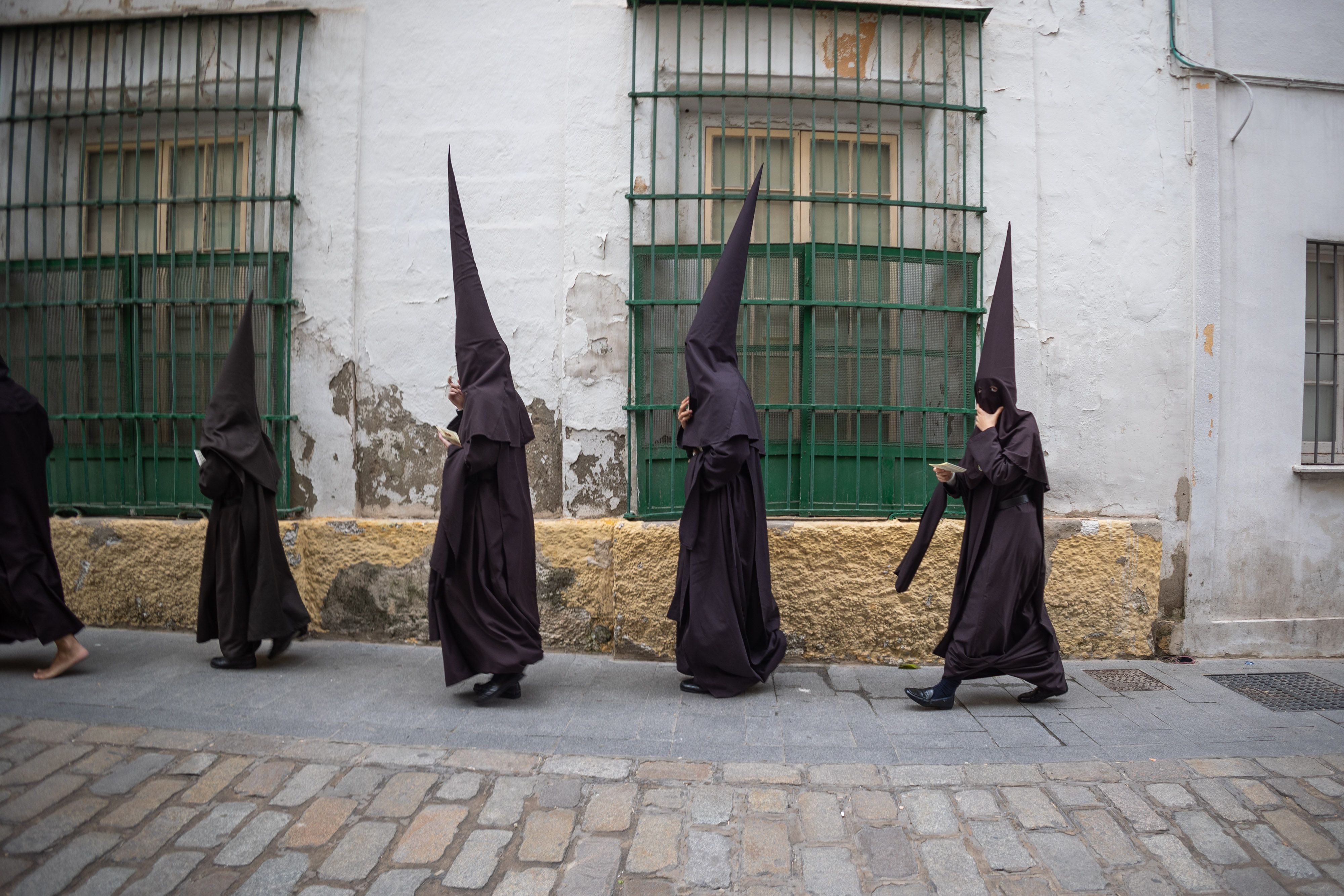 Nazarenos de La Lanzada de vuelta a casa.