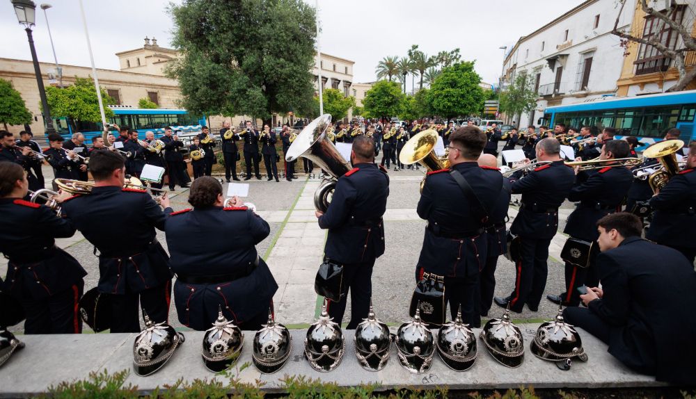 La banda de la Coronación de Campillos afinando antes de entrar en Santo Domingo. 
