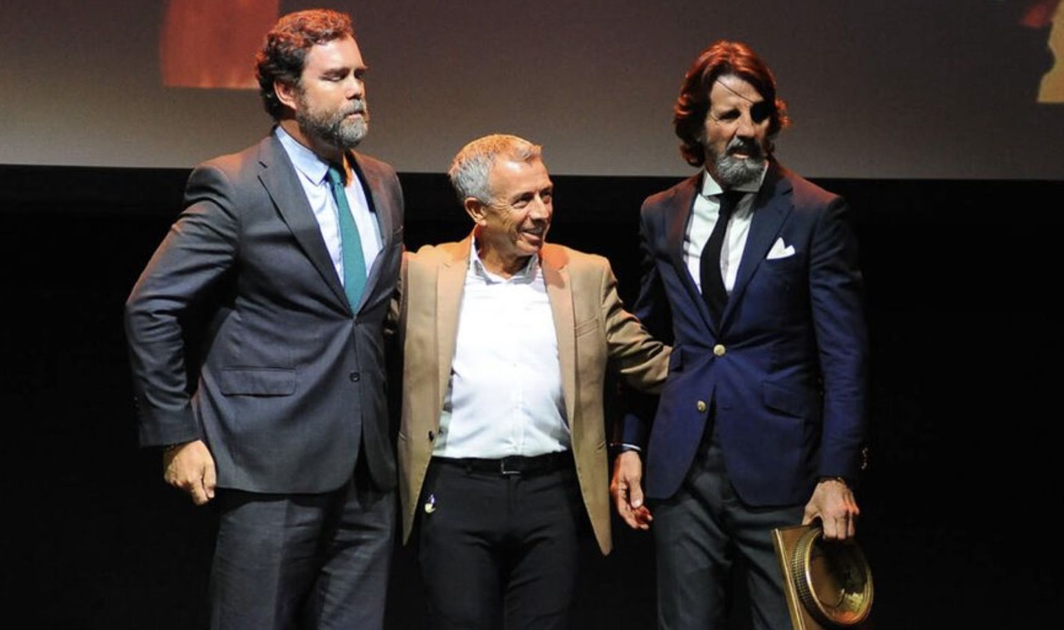 'El Turronero' junto a Espinosa de los Monteros, en un acto en el que fue homenajeado Juan José Padilla.