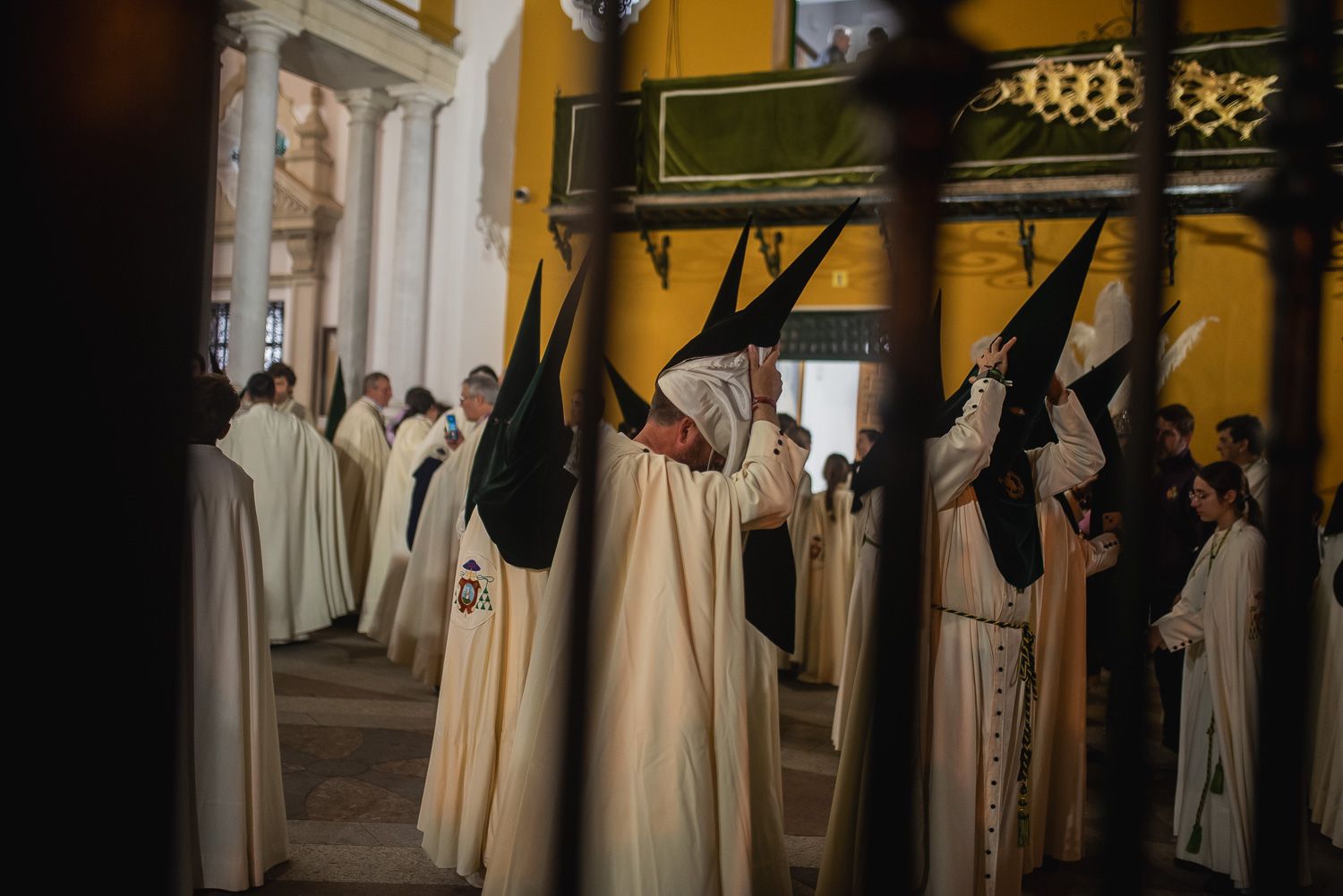 Nazarenos, en retirada, una vez que se supo que no habría Madrugá en Sevilla, esta pasada medianoche.