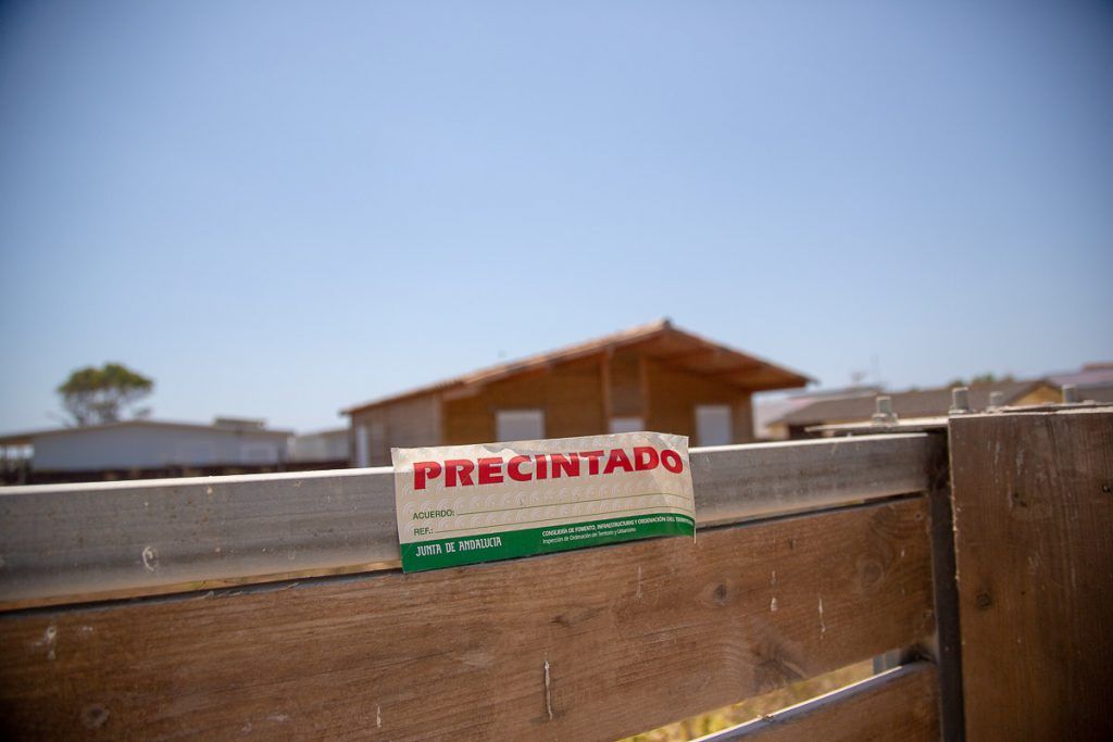 Precinto de una construcción ilegal en la provincia de Cádiz en una imagen de archivo.