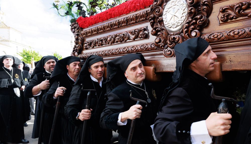 Cargadores del Cristo poco después de salir de San Telmo.