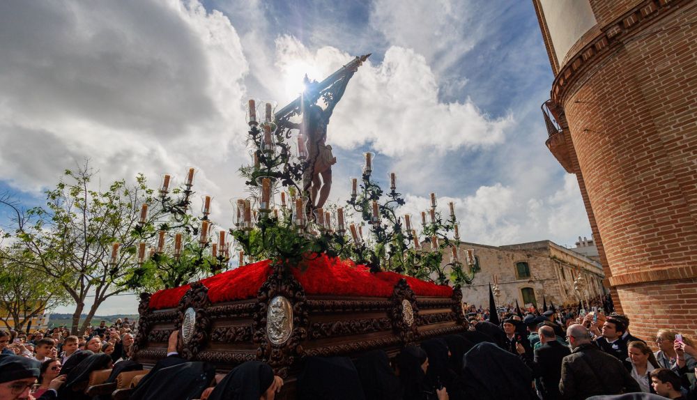 Salió el sol para el Cristo en la plaza que lleva su nombre.