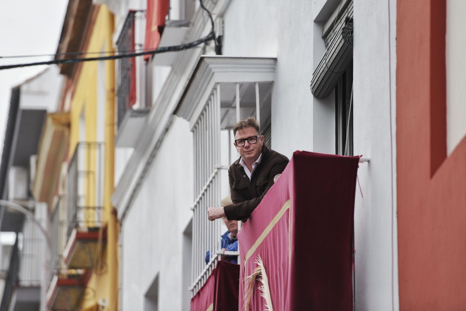 Jorge Cadaval, de Los Morancos, aguardando a La O, este Viernes Santo en Sevilla.