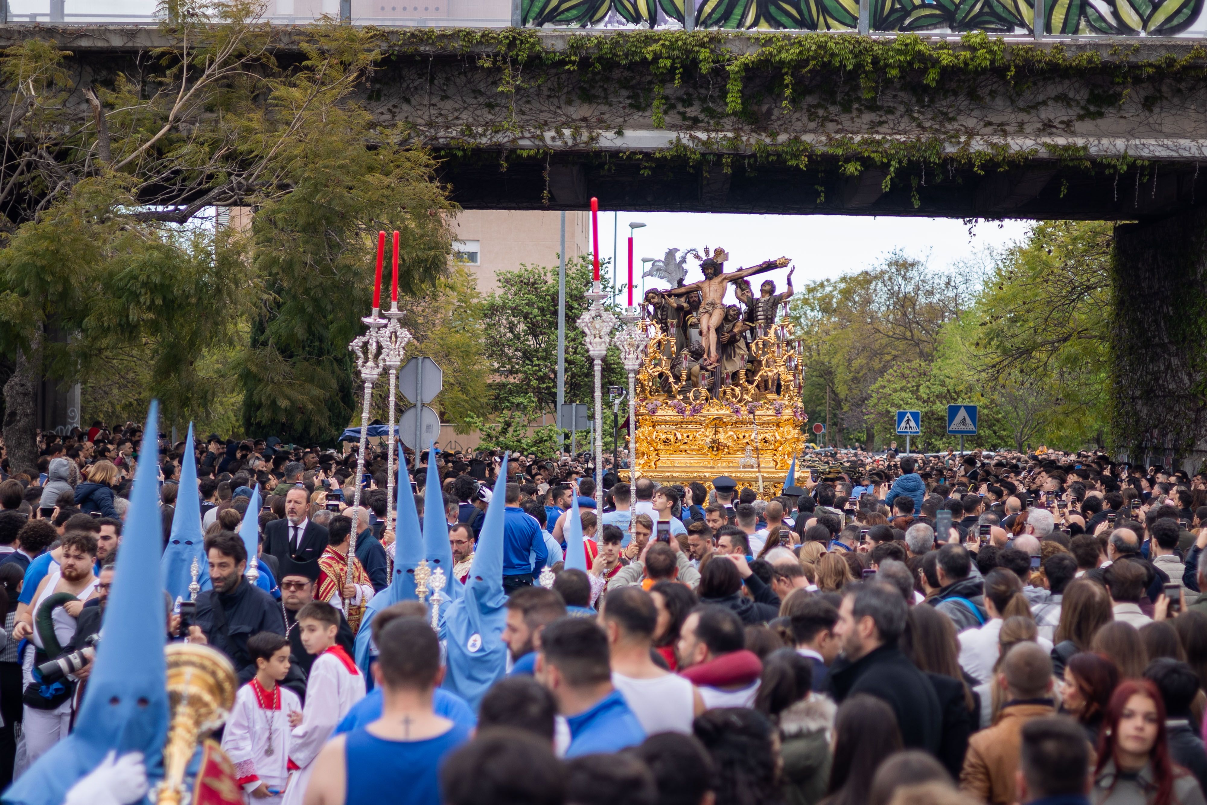 El Cristo y las Viñas le echan valor al viernes sentenciado de antemano: volverán el domingo. La Exaltación rodeado por una muchedumbre. El Cristo y las Viñas le echan valor al viernes sentenciado de antemano: volverán el domingo. La Exaltación rodeado por una muchedumbre.