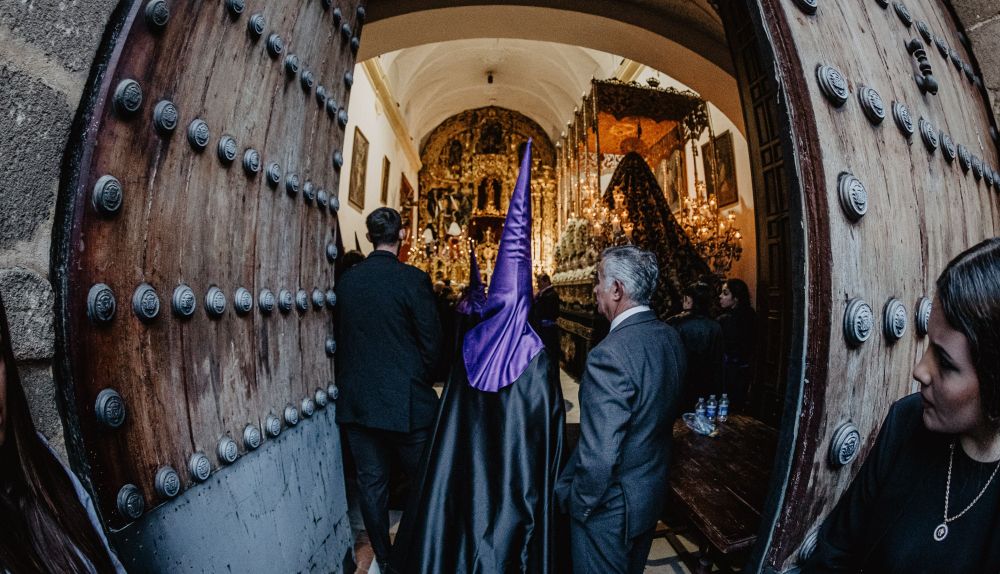 Los pasos de la Hermandad de la Soledad en la Victoria. 