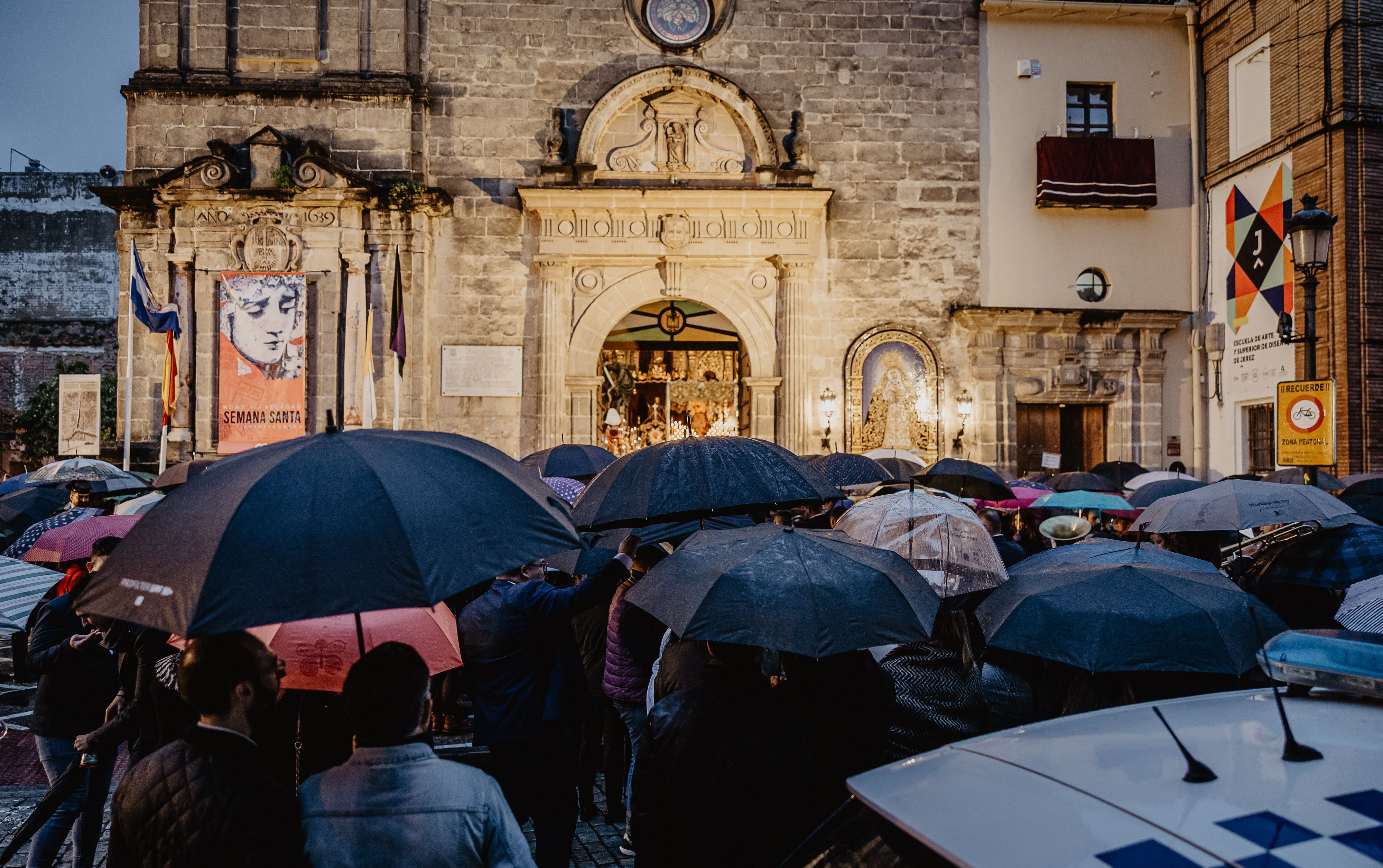 La imagen que marcó la última Semana Santa por la lluvia y que se quiere evitar en la Magna. 