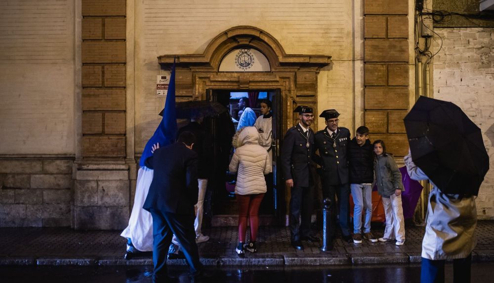 Paraguas el pasado Viernes Santo en Sevilla.