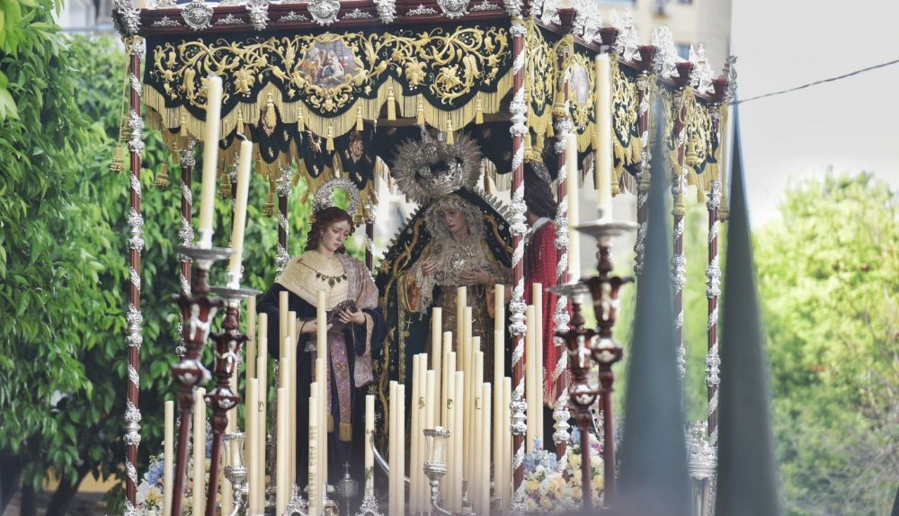 El palio de la Hermandad del Sol en la calle. 