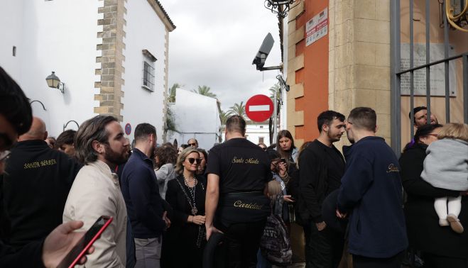 Espera a las puertas de Santa Marta.