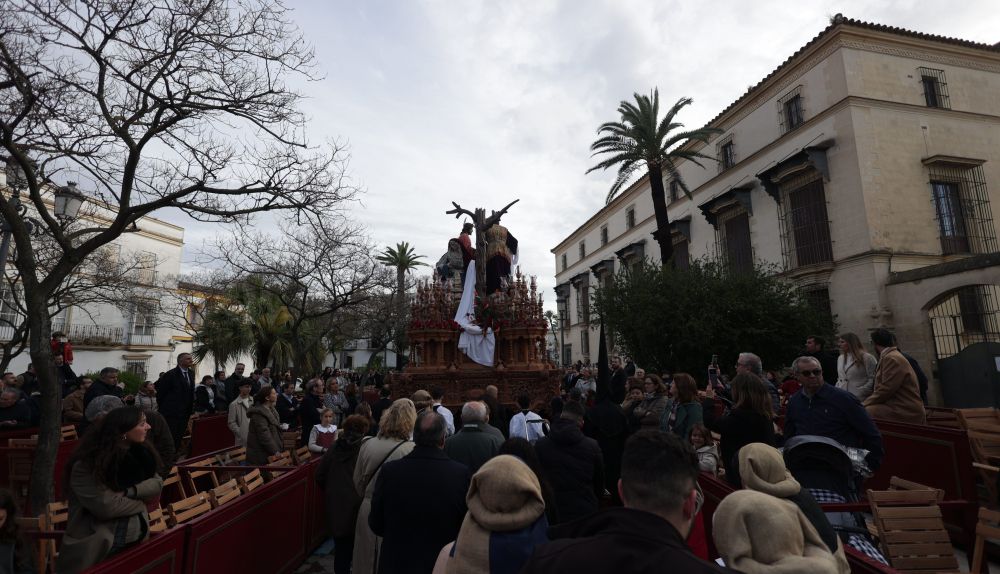 La Mortaja en plaza Aladro avanzando por la Carrera Oficial.    CANDELA NÚÑEZ