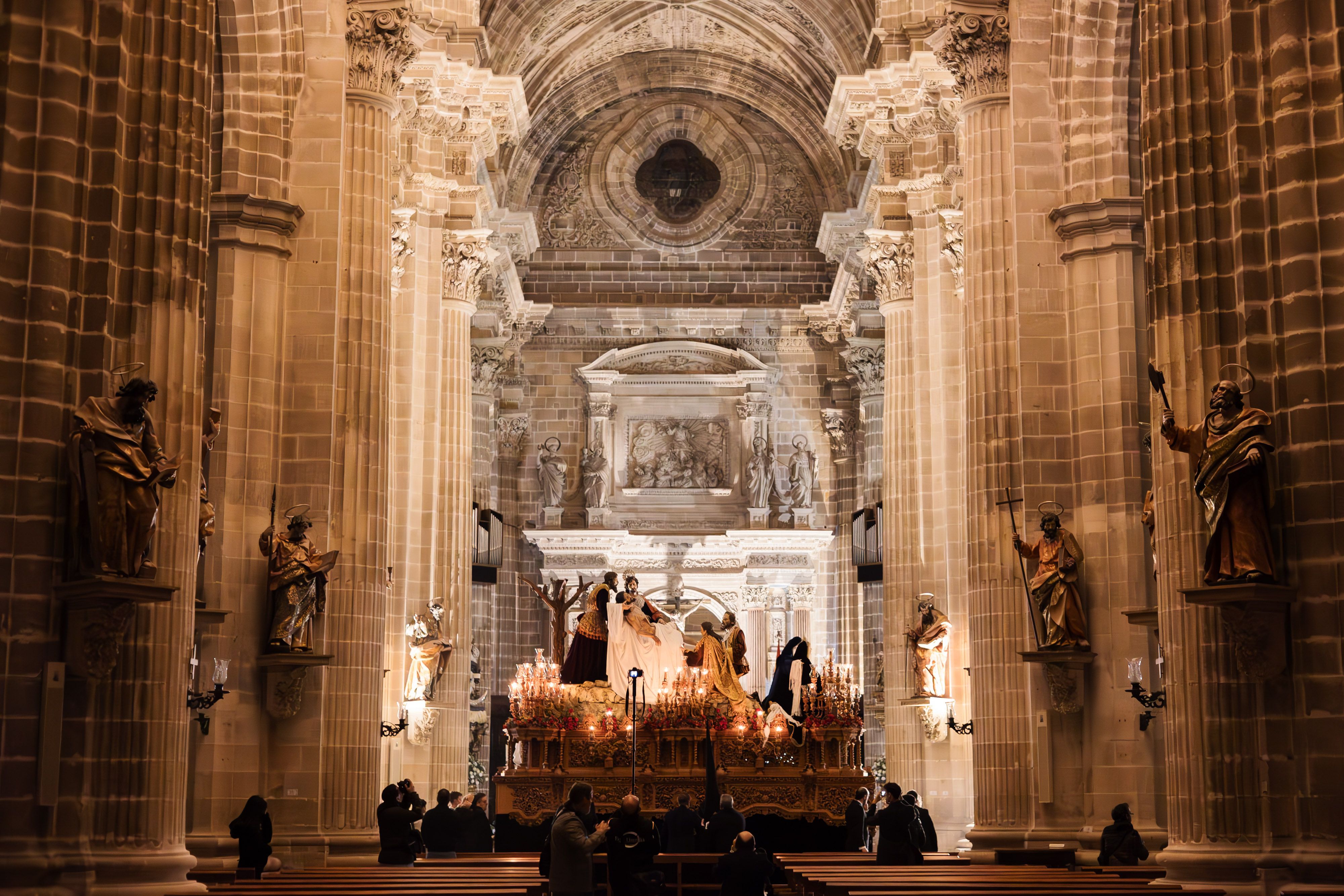 La Mortaja transitando por el interior de la Catedral el Sábado Santo de 2023.
