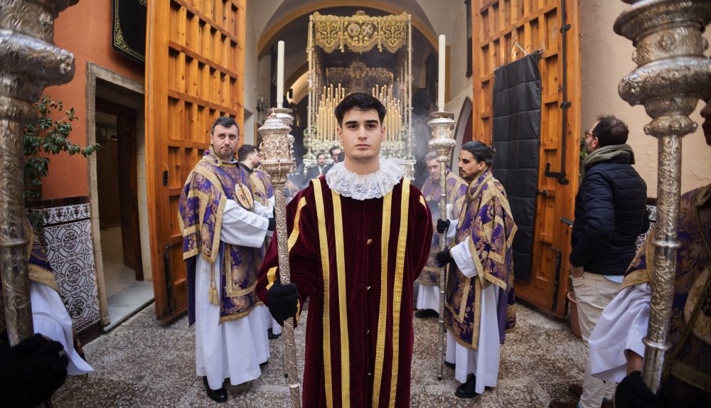El palio del Patrocinio saliendo de la capilla de Santa Marta.